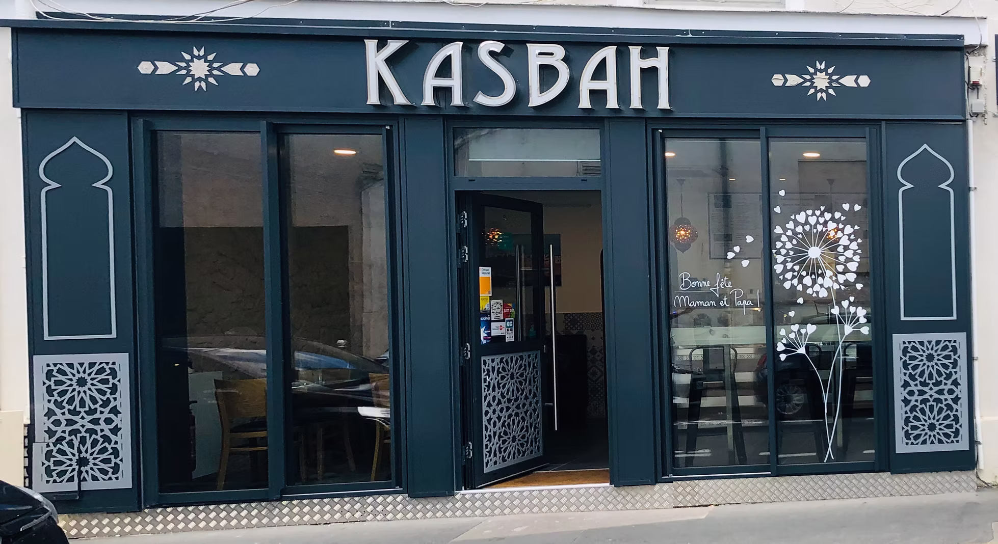 Table garnie de plats marocains traditionnels chez Kasbah